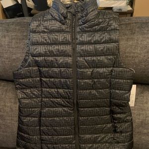 Brand new Liz Claiborne quilted vest size large